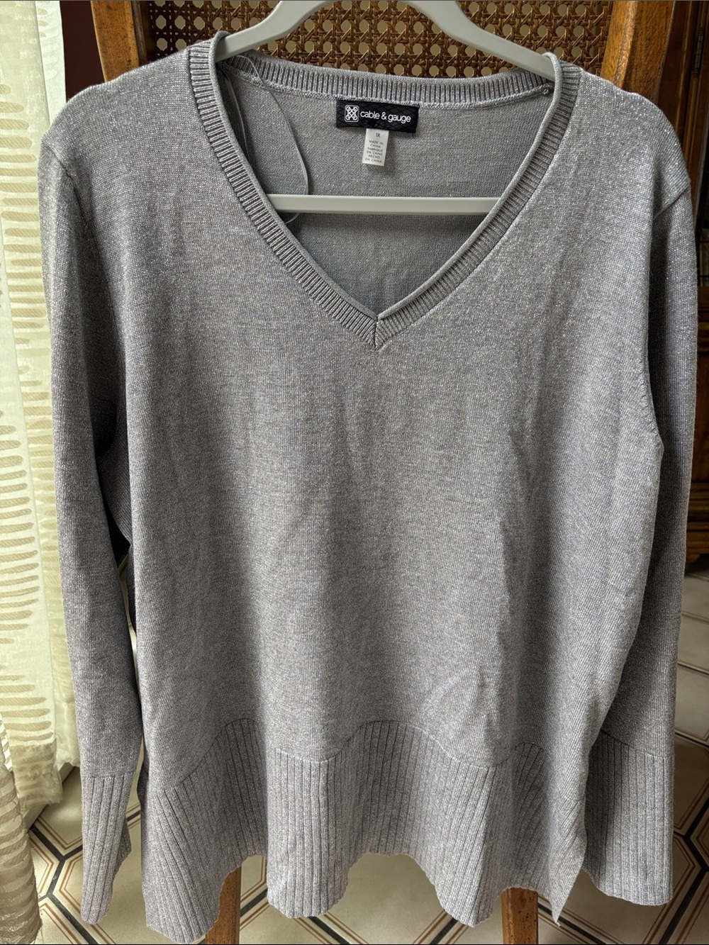 Cable & Gauge women’s 1x sparkly Gray V-Neck Sweater